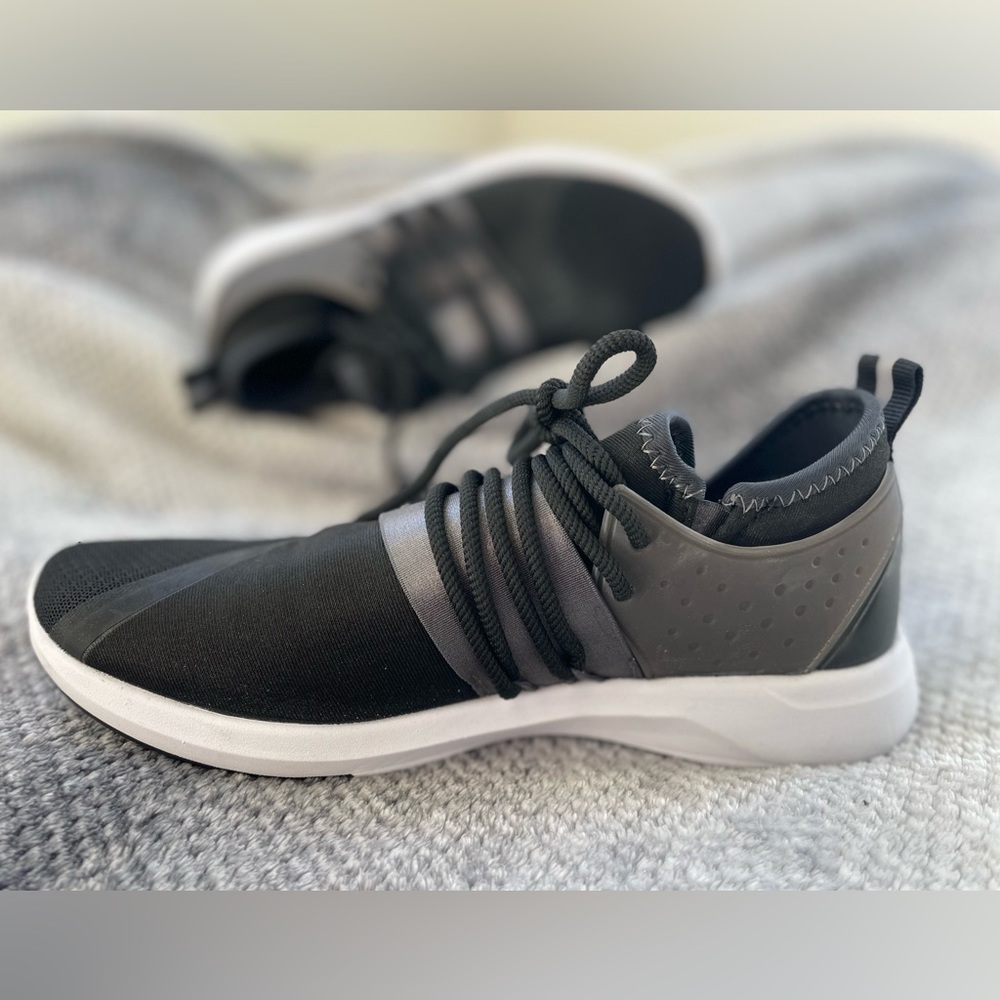 Fabletics black sneaker - sz 7.5